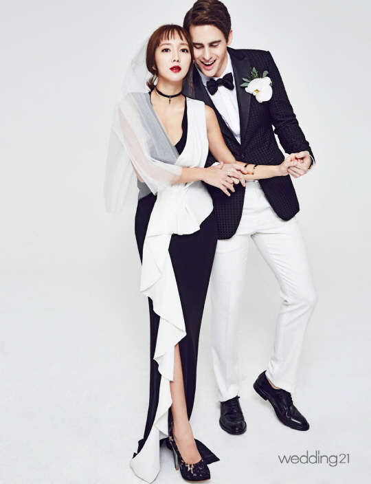 결혼을 앞두고 있는 미녀 셰프 국가비와 영국인 인기 스타 조쉬 캐럿 커플이 깜짝 웨딩 화보를 공개했다. 웨딩매거진 '월간웨딩21' 1월호를 통해 공개된 이번 화보는 '메모러블 모멘트'(memorable moment)를 주제로 가족과 함께한 잊지 못할 결혼식 장면을 재해석했다. 월간웨딩21 웨프 제공